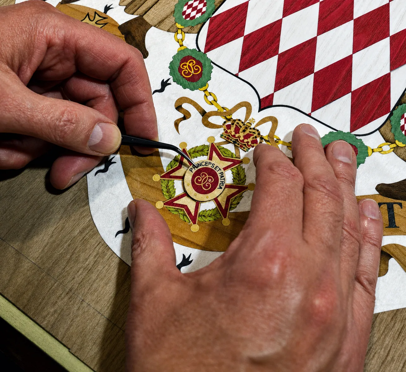 Détail des Armoiries de la Principauté de Monaco en marqueterie d'art, essences de bois précieux et feuille d'or