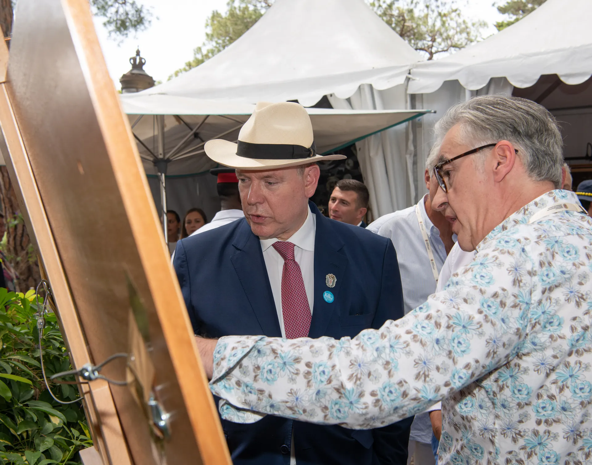 Présentation d'une œuvre de marqueterie de Christophe Thurnherr au Palais Princier de Monaco